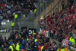 إصابات خطيرة لمشجعين بعد انهيار حاجز بملعب في فرنسا