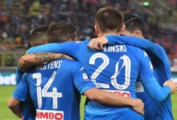 نابولي يعزز صدارته للدوري الإيطالي بثلاثية في مرمى كالياري