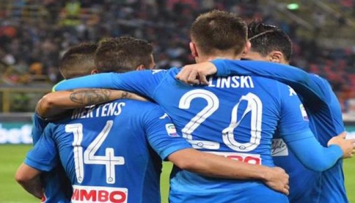 نابولي يعزز صدارته للدوري الإيطالي بثلاثية في مرمى كالياري