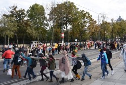 حظر النقاب يدفع المئات للتظاهر أمام البرلمان النمساوي