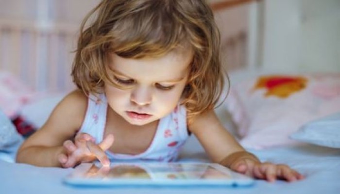 ما خطورة الموبايل والتابلت على نظر طفلكِ؟
