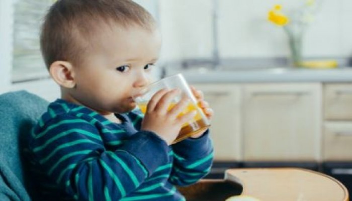 احذري تقديم العصائر المحلاة لطفلك: إليكِ البدائل