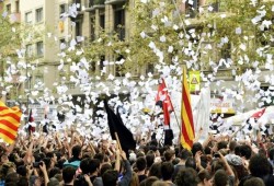 عشرات الآلاف يحتجون بكتالونيا ضد إجراءات الشرطة