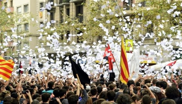 عشرات الآلاف يحتجون بكتالونيا ضد إجراءات الشرطة