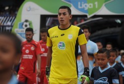 أسوأ حادث كرة قدم يودي بحياة حارس مرمى أسطوري في أندونيسيا