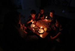 الاحتلال الصهيوني يقرر إعادة الكهرباء إلى غزة