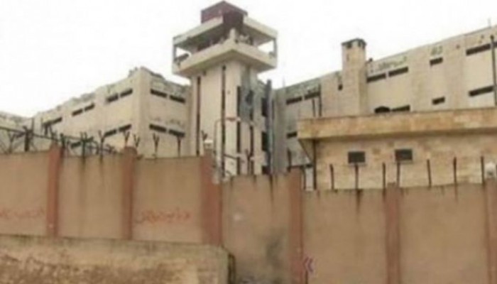 معتقلو سجن حمص يضربون عن الطعام.. وفصائل تهدد بالرد