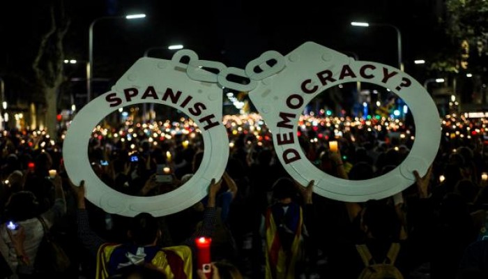 رئيس إقليم كتالونيا يهدد بإعلان الانفصال "إذا استمر القمع"