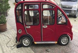 السوريون يبدعون في مصر بصناعة سيارة بديلة لتوكتوك تعمل بالكهرباء