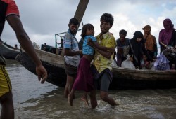 7 آلاف مسلم روهينغي علقوا لأيام على الحدود يدخلون بنغلادش
