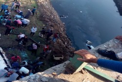 مصرع 4 وإصابة 12 فى حادث انقلاب سيارة ميكروباص من أعلى المحور