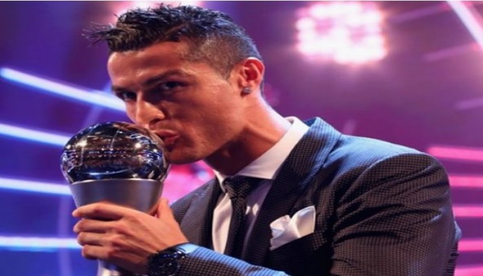 رونالدو يتوج بجائزة "الأفضل" بالعالم متفوقا على ميسي ونيمار