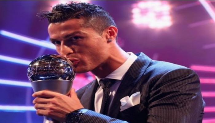 رونالدو يتوج بجائزة "الأفضل" بالعالم متفوقا على ميسي ونيمار
