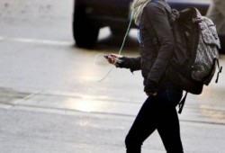 ولاية أميركية تحظر النظر إلى المحمول أثناء المشي