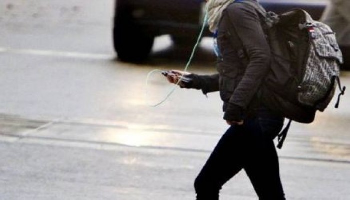 ولاية أميركية تحظر النظر إلى المحمول أثناء المشي