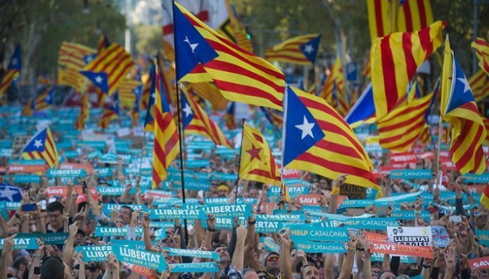 إقليم كتالونيا يعلن الانفصال أسبانيا.. ومدريد تحل حكم الإقليم الذاتي