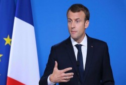 ماكرون يعلن دعمه "الكامل" للحكومة الإسبانية