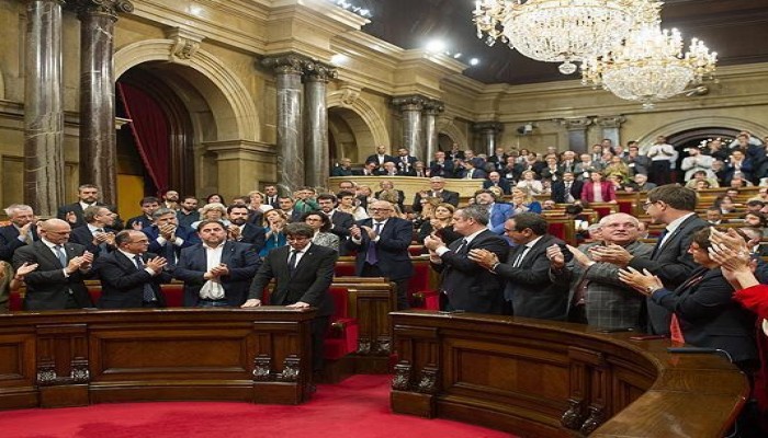 إسبانيا.. كتالونيا تحتفل ومدريد تتوعّد ومواقف دولية متباينة