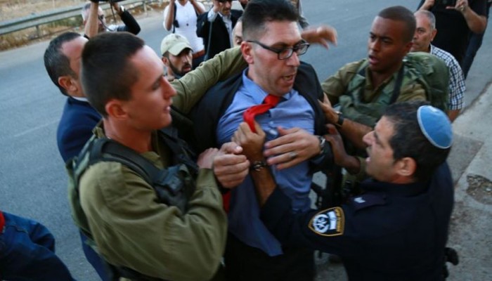 الاحتلال ومستوطنيه يعتدون على وفد تضامني بريطاني بالخليل