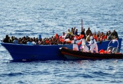 العثور على جثث مهاجرين في المتوسط وإنقاذ مئات آخرين