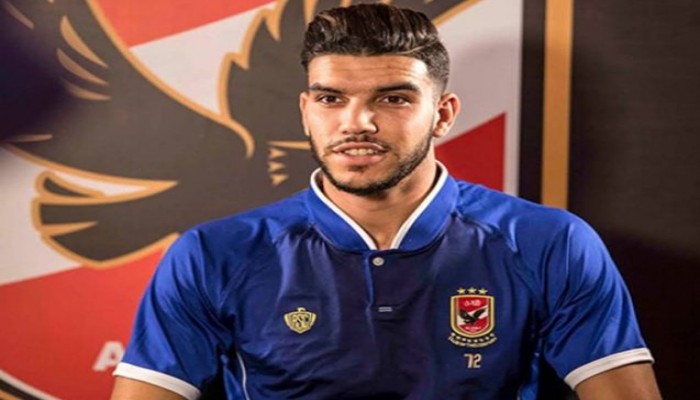 آزارو يدخل في اشتباك بالأيدي مع مشجع ودادي.. ما هو السبب؟