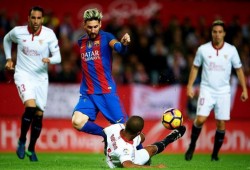 ضربة موجعة لإشبيلية تسعد أنصار برشلونة قبل لقاء "كامب نو"