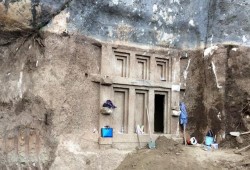 العثور على قبر صخري عمره 2400 عام جنوبي تركيا