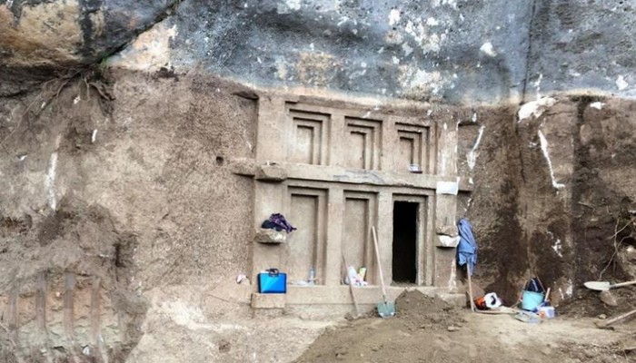 العثور على قبر صخري عمره 2400 عام جنوبي تركيا