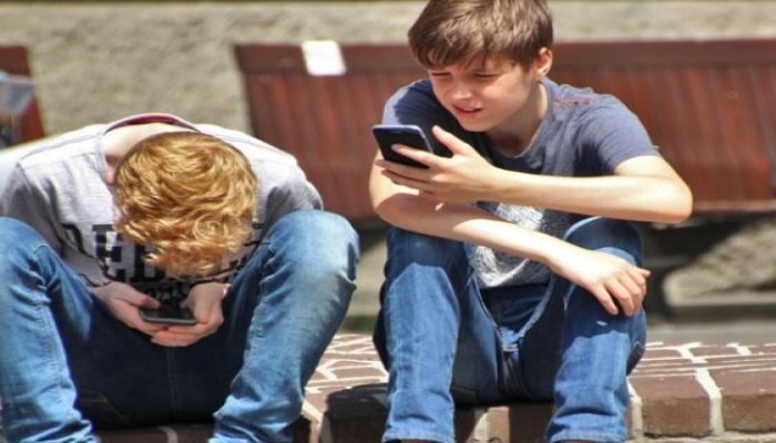10 أسباب لمنع طفلك من الهاتف الذكي قبل بلوغ الـ12 سنة