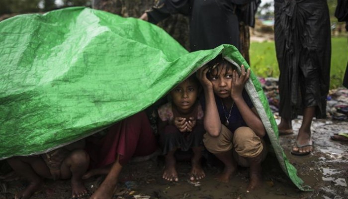 52 لاجئا من "الروهنغيا" يعبرون نهرا للوصول لبنغلاديش عبر طوف بلاستيكي