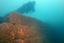 العثور على بقايا قلعة تاريخية ببحيرة "وان" شرقي تركيا