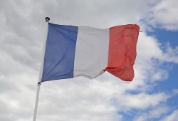 سياسيون فرنسيون يحتجون على أداء المسلمين صلاة الجمعة بالشوارع