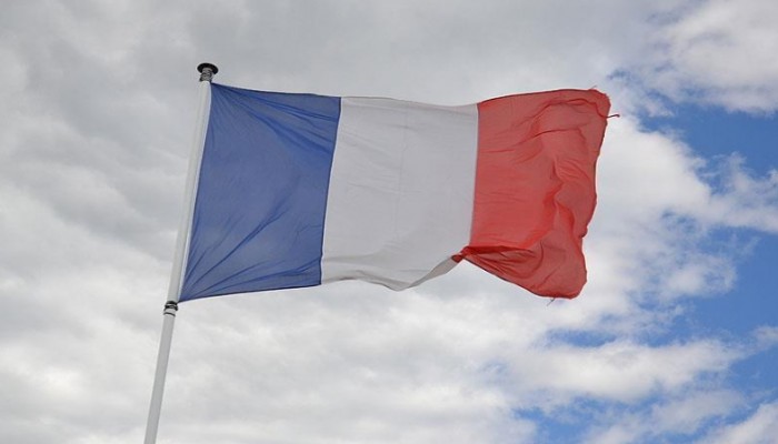 سياسيون فرنسيون يحتجون على أداء المسلمين صلاة الجمعة بالشوارع