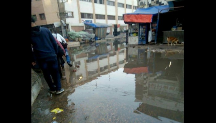 مياه الصرف الصحى تغرق شارع "موقف كفر الدوار"