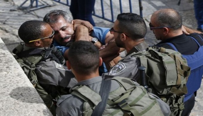 جيش الاحتلال يعتقل 14 فلسطينيا غرب الضفة