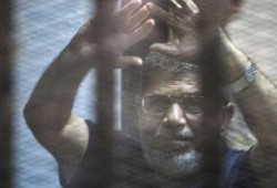 هذا ما قاله الرئيس مرسي لهيئة المحكمة من داخل عزله وهكذا ردت