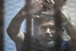 هذا ما قاله الرئيس مرسي لهيئة المحكمة من داخل عزله وهكذا ردت