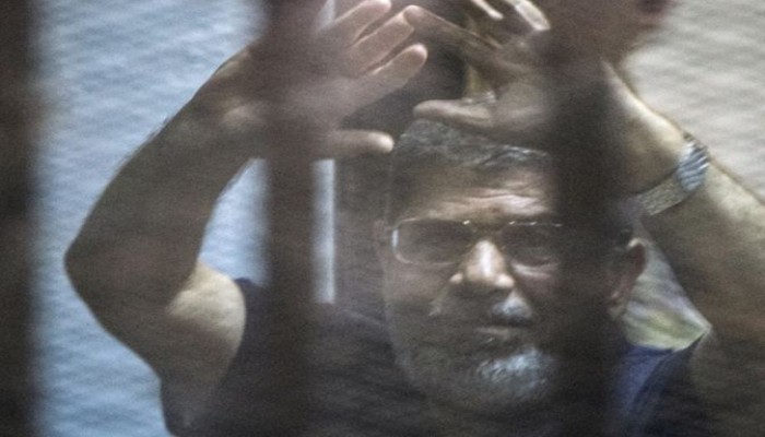 هذا ما قاله الرئيس مرسي لهيئة المحكمة من داخل عزله وهكذا ردت