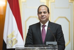 نشطاء عن "قائد الجمبري".. السيسي يسحب الجيش لمستنقع الخزي والإهانة