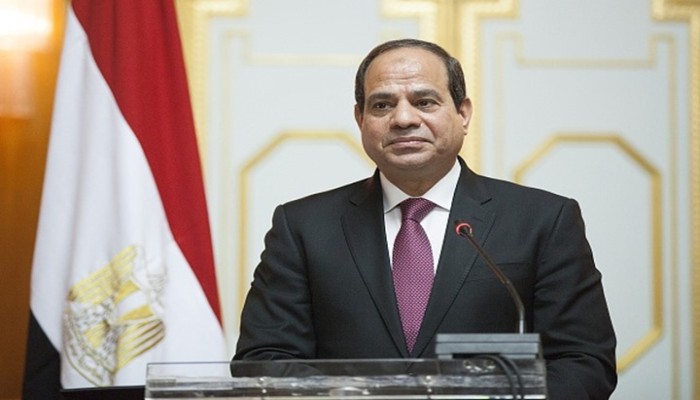نشطاء عن "قائد الجمبري".. السيسي يسحب الجيش لمستنقع الخزي والإهانة