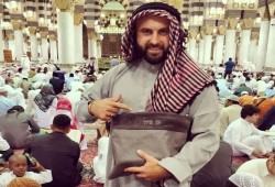 يهودي صهيوني ينشر صورًا له داخل المسجد النبوي الشريف!!