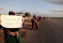 سلسلة بشرية لأهالي النوبارية ضمن فعالياتهم المنددة باستمرار اختطاف "سمية ماهر"