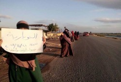 سلسلة بشرية لأهالي النوبارية ضمن فعالياتهم المنددة باستمرار اختطاف "سمية ماهر"