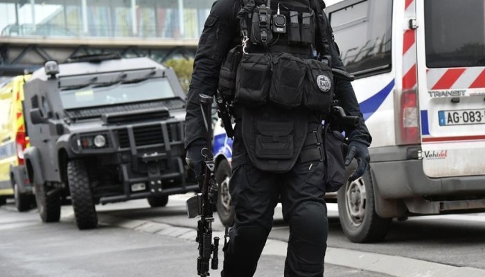 الأمن الفرنسي يوقف شخصين للاشتباه بدعم منفذي هجمات باريس في 2015