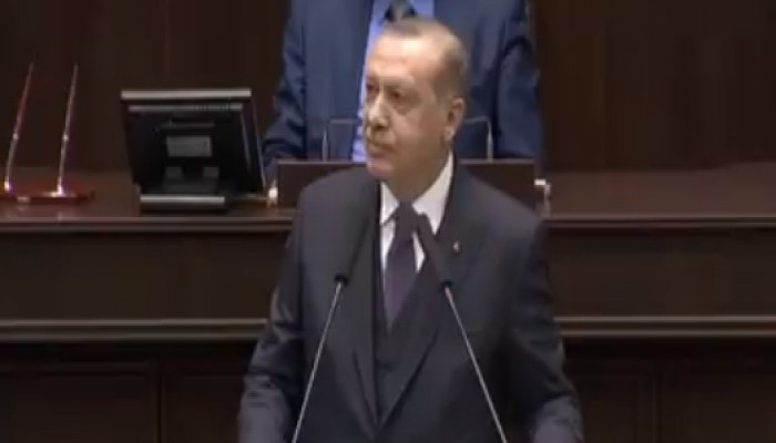 طفلة تقاطع أردوغان في خطاب رسمي.. ورد فعله يذهل الحاضرين (فيديو)