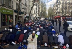 صلاة المسلمين بالشارع تثير جدلا في فرنسا