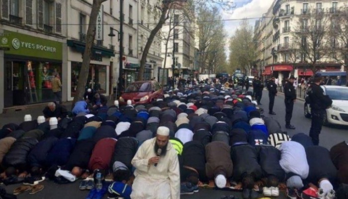 صلاة المسلمين بالشارع تثير جدلا في فرنسا