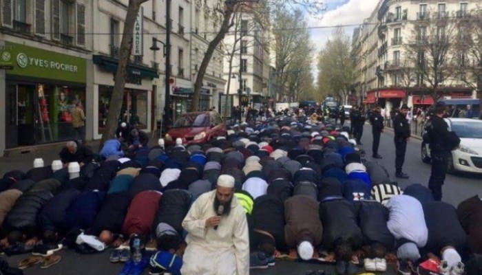 صلاة المسلمين بالشارع تثير جدلا في فرنسا