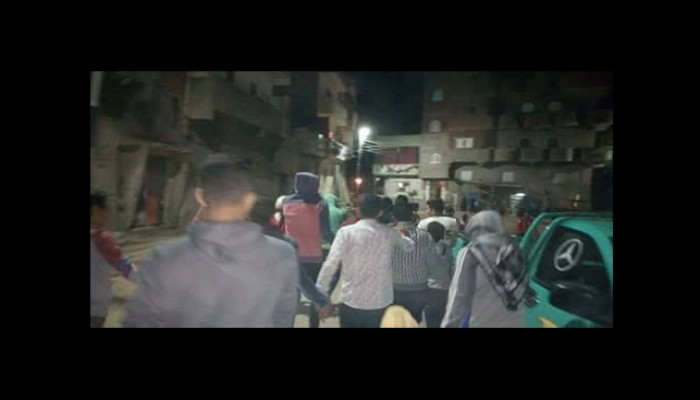 شباب ضد الانقلاب بحوش عيسي يرفعون شعار "حيوا الرئيس واسقطوا الخائن"