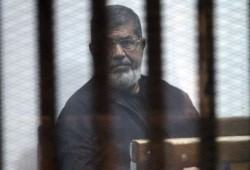 الرئيس مرسي للمحكمة: حالتي الصحية حرجة.. ولا أرى بعيني اليسرى